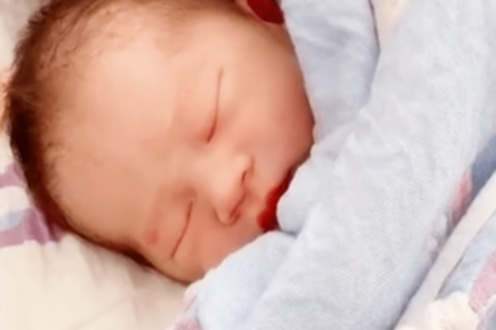 因为|大一新生放暑假回家，发现爸妈趁自己不在，生了个小18岁的二胎