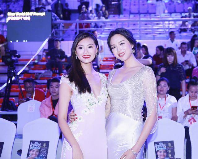 黑色|张梓琳不愧是世界小姐,水钻开叉裙高贵明艳,与友人合照美得出众