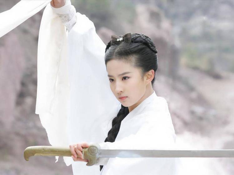 小龙女|女星古装持剑造型PK，杨紫最神，baby拿刀切菜？