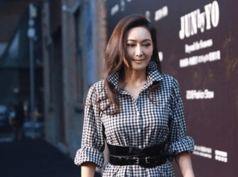 设计|孟广美身材好到让人无法忽视，老土格纹衬衫，她都穿出满满女人味