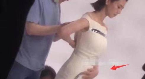 小腹|41岁高圆圆被疑怀二胎？紧身裙显小腹微凸，还不停抚摸腹部