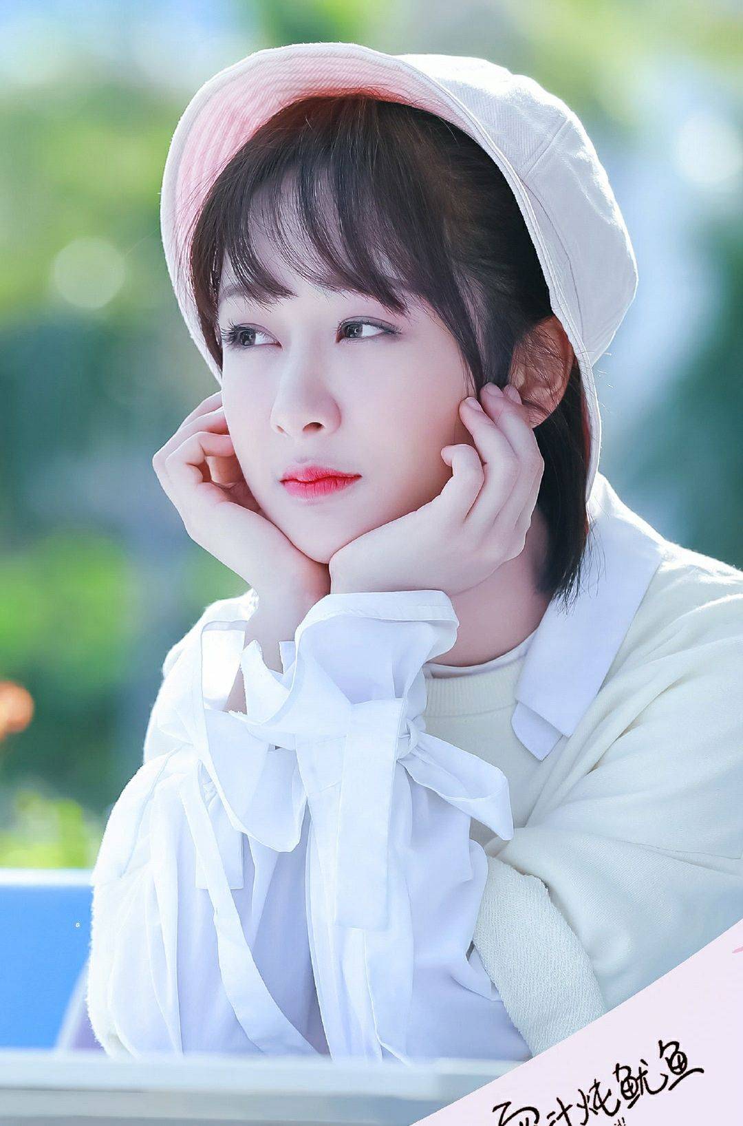 头巾|杨紫的“佟年风”要火了，日常穿搭清新又甜美，骨子里透着少女感