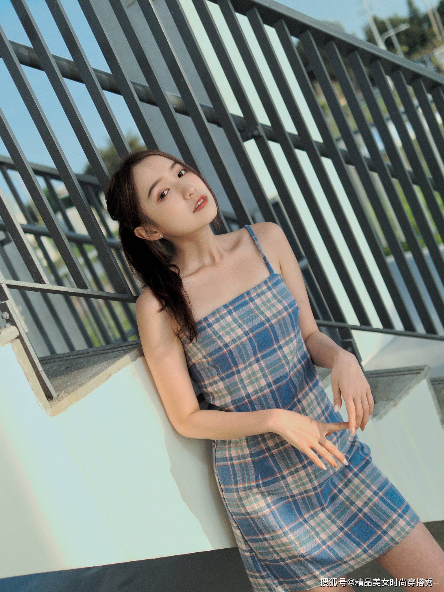 小白|复古的蓝色格子裙，吊带的款式清凉舒适，透露着小小的性感美美哒