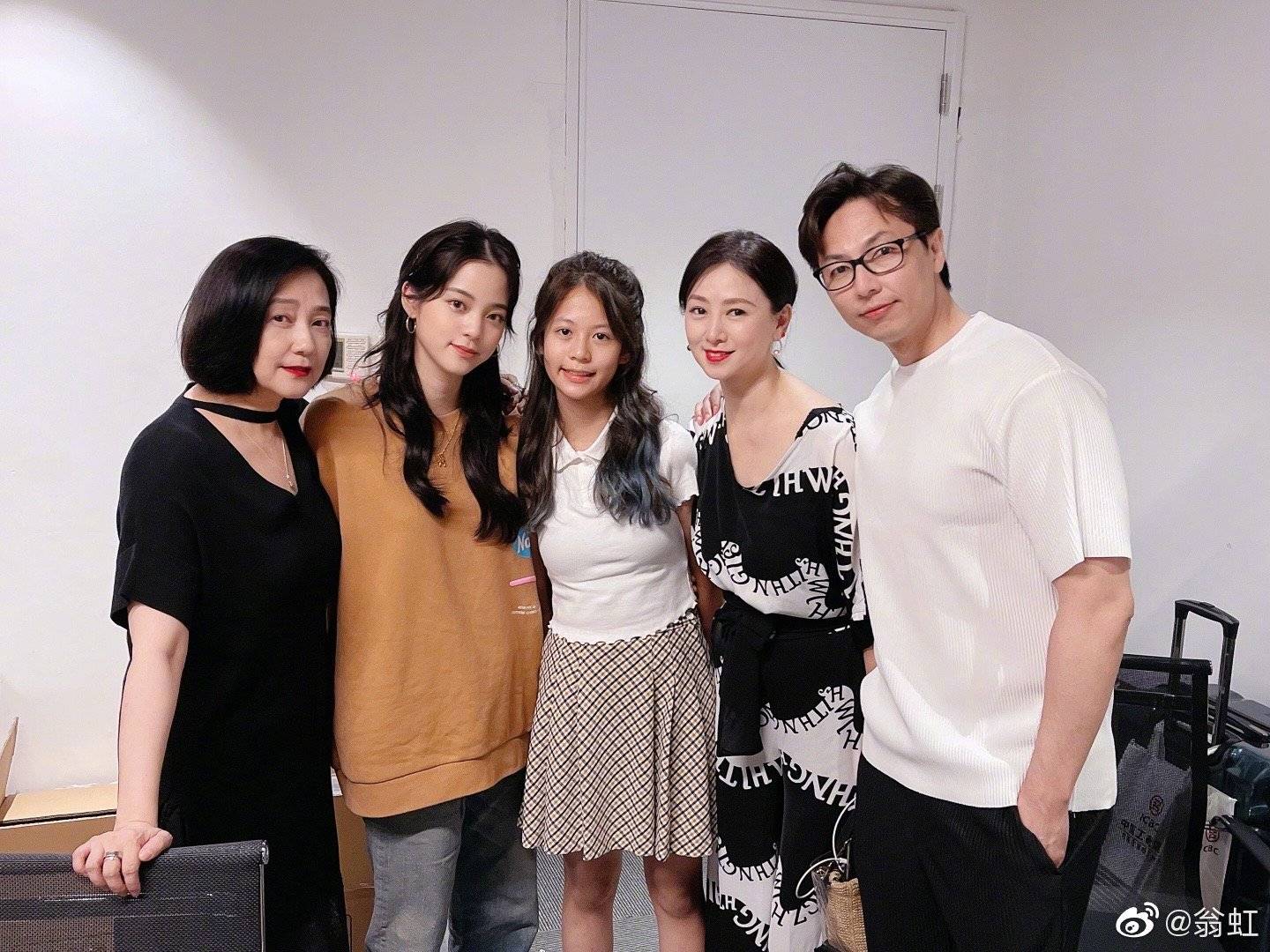 原创翁虹一家三口首次合体露面13岁女儿美貌逆袭不输欧阳娜娜娘仨