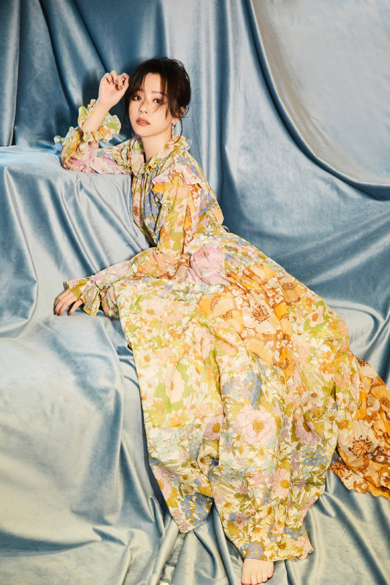 女王|张靓颖越来越高级，垫肩丝绒高开叉裙凹女王造型，眼神里都是戏