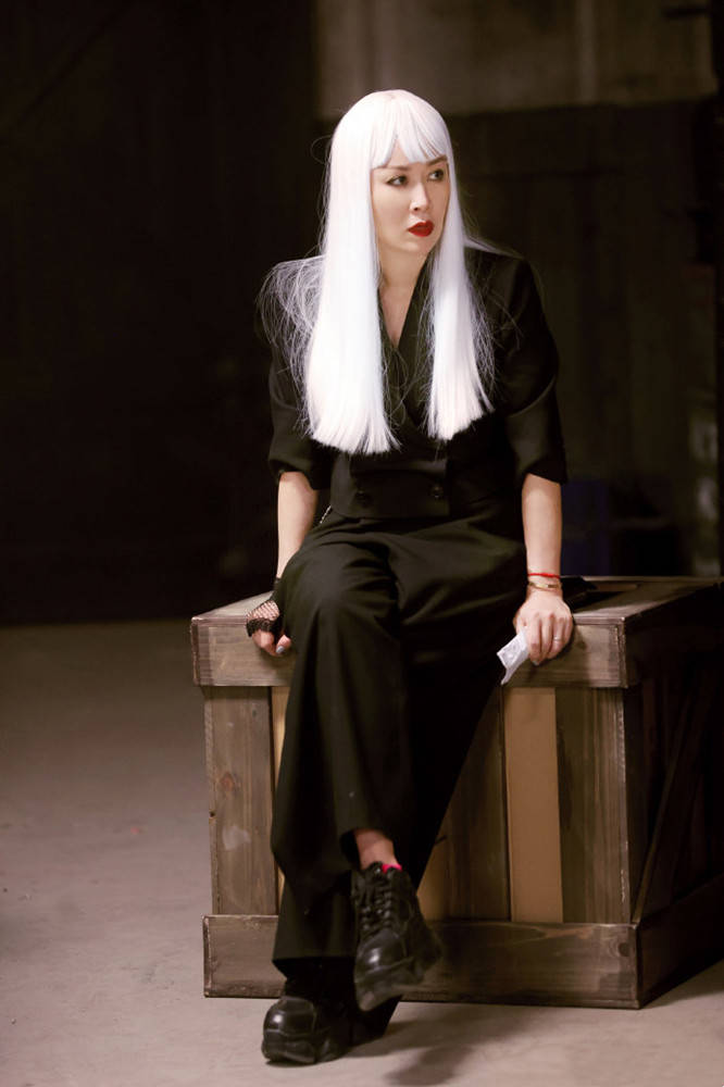 服装|新一期《萌探》那英扮白发魔女，穿黑色又瘦又拽，真是社会我那姐