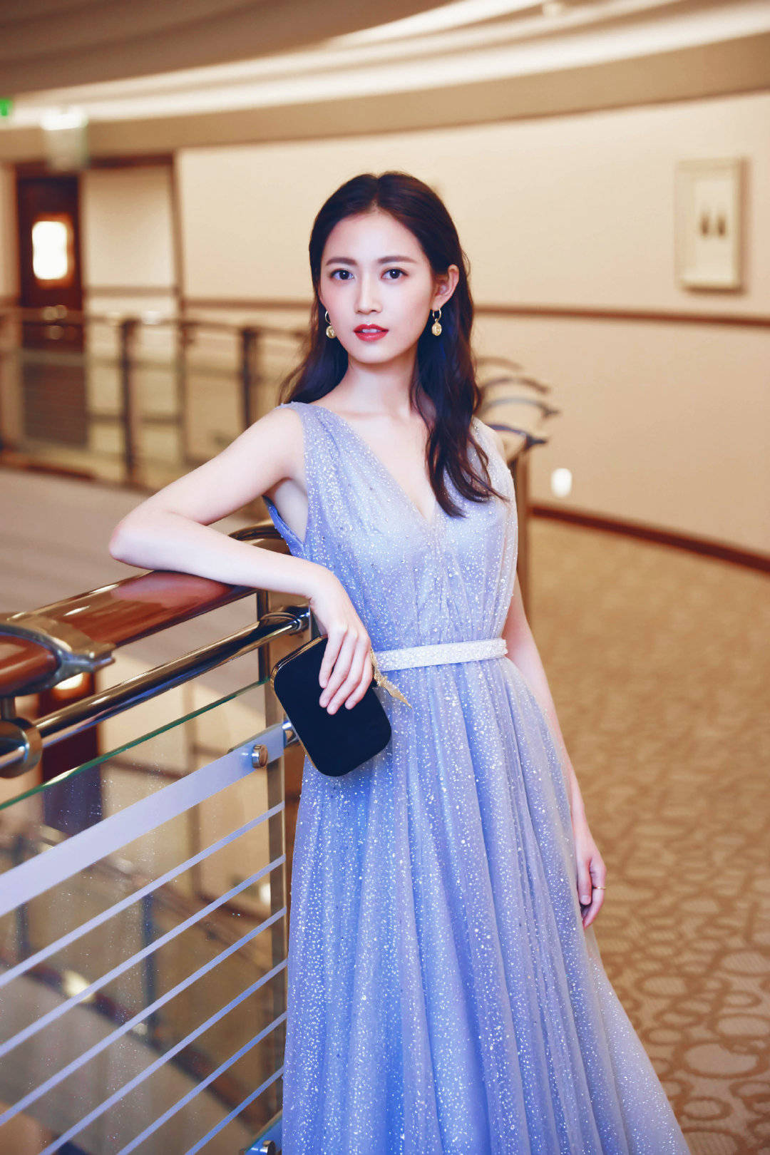 美得|怪不得被唐嫣一眼看中，陈钰琪紫色轻纱裙美得出众，气质小花少见