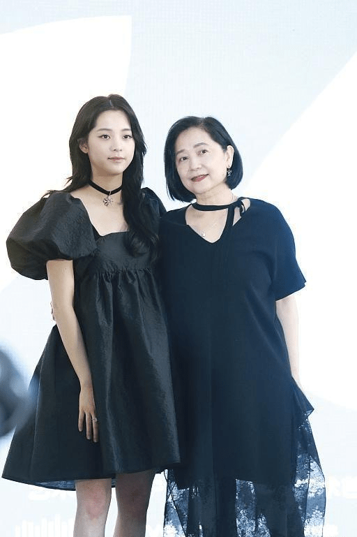 暗色|欧阳娜娜妈妈罕见露面,小黑裙配马丁靴真时髦,母女俩共用一张脸