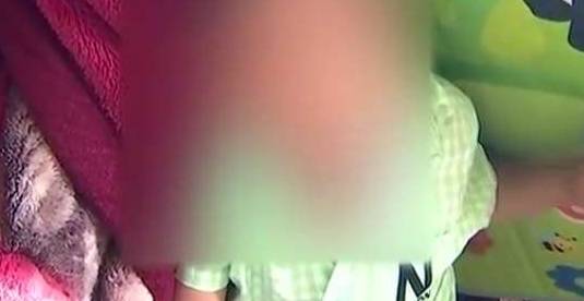 因为|母亲大闹幼儿园：红包给少了儿子被打傻，幼儿园：她硬塞给我们的