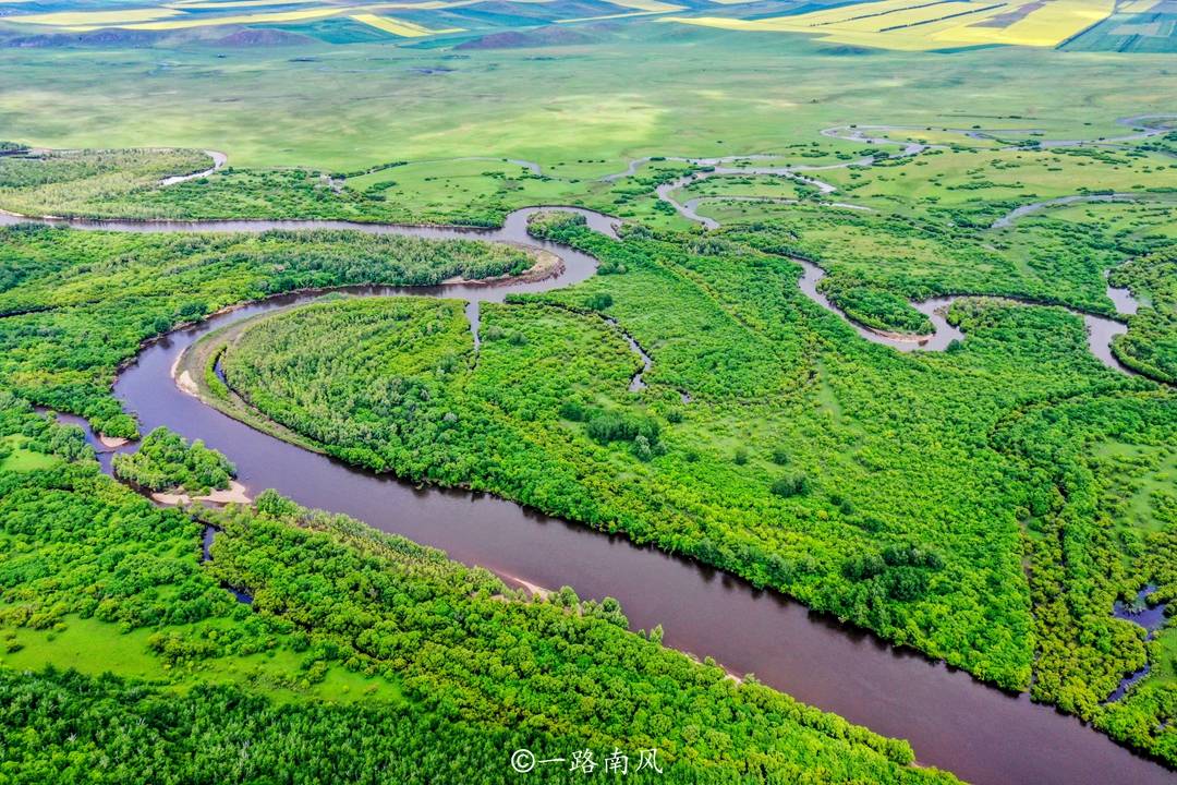 额尔古纳湿地是呼伦贝尔黄金旅游线路上重要的观光点, 在山上的观景