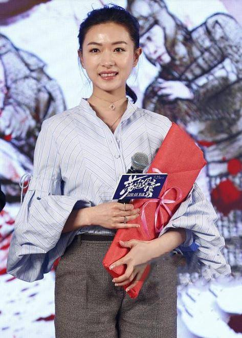 身材|39岁万茜无惧穿超短裤，对身材自信十足，这纤细长腿谁见谁羡慕