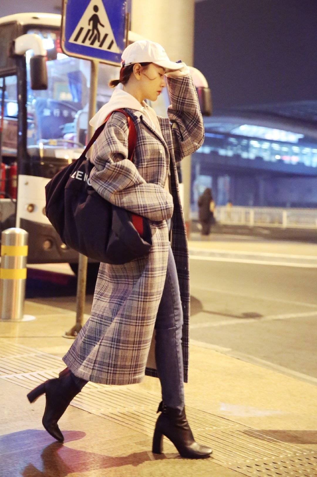 黑色|杨蓉不仅演技好，私服穿搭也非常时髦大气，人美有实力不火意难平