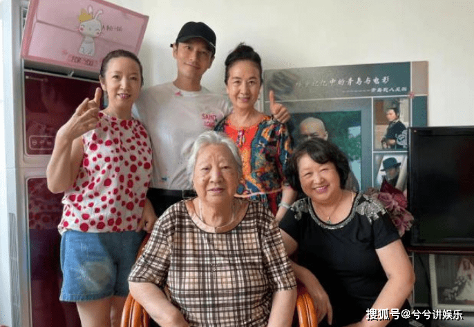 美食|黄晓明回老家分享日常：满满一桌海鲜，吃饭时开心比耶手势摆拍