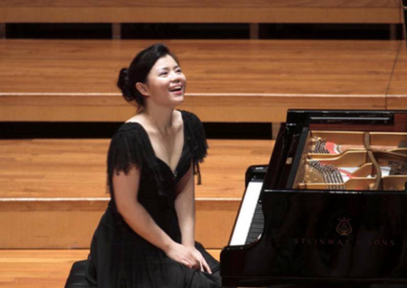 另外就是陈萨,这个女钢琴演奏家在圈内是十分出名的,这次她和王弢等人