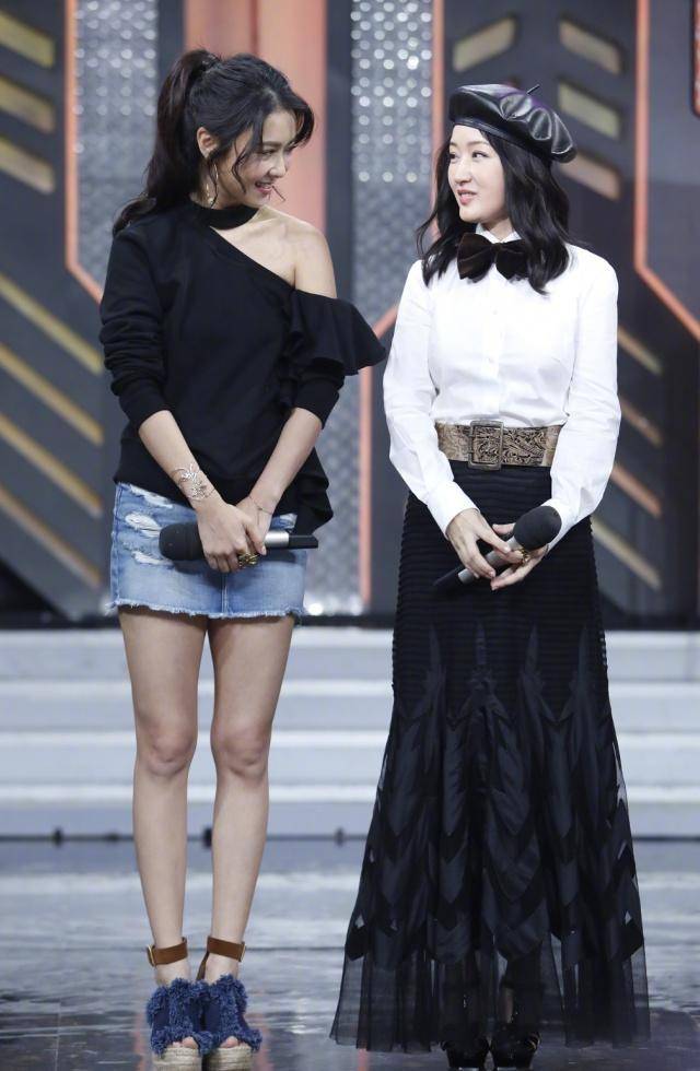一身|杨钰莹离开美颜好真实，穿一身蕾丝装也不显嫩，终于有了中年味道