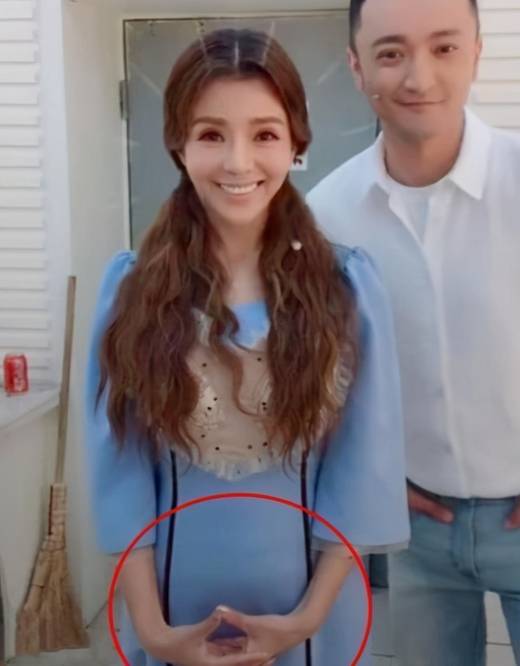 小腹|47岁朱迅小腹隆起被曝怀上二胎，她首度发声澄清：只是两个包！