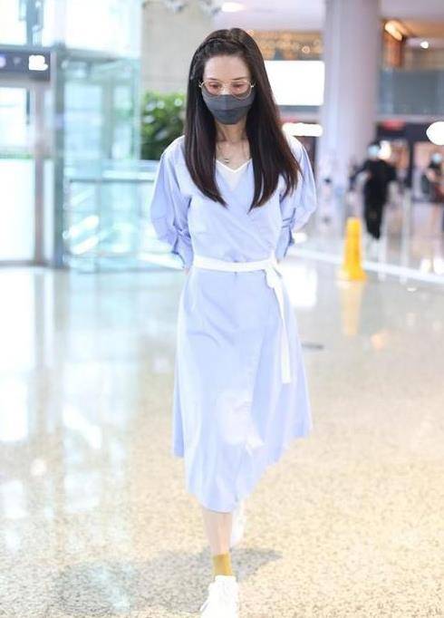效果|54岁李若彤保养得好，光洁肌肤穿连衣裙，气质少女咋看咋显嫩