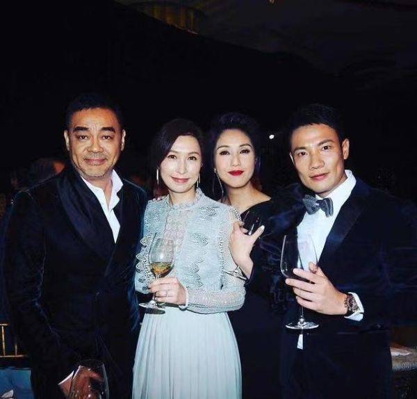 身材|刘青云老婆气质真高级，穿灰色连衣裙高贵优雅，天然美太惊艳