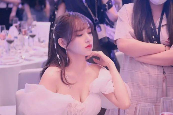 长发|程潇穿着一袭抹胸红裙又辣又甜！雪肤娇嫩太性感美艳