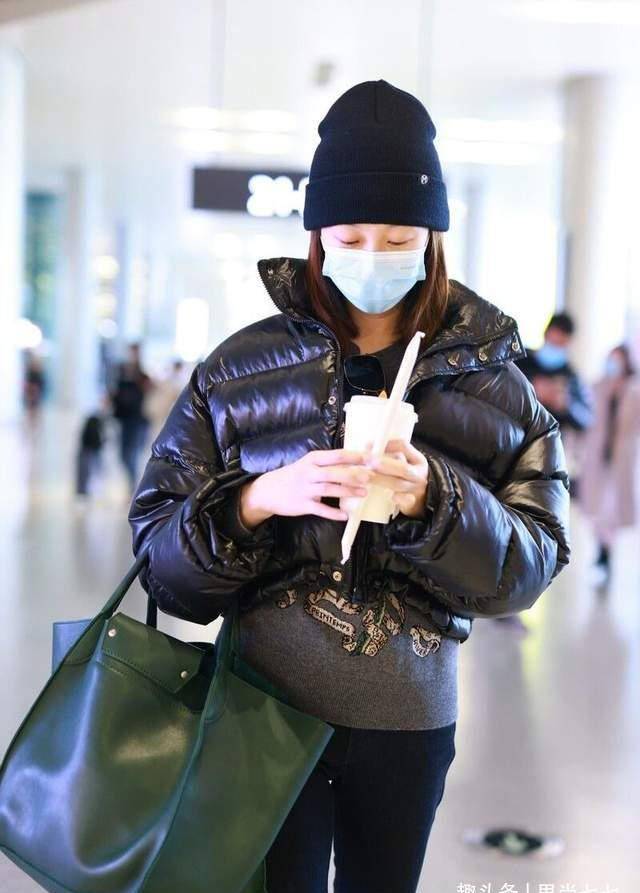 苗苗|苗苗产后机场首秀，产后3月发福胖一圈，胯变宽“妈妈肚”好大