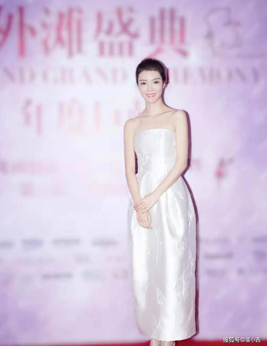 亮点|车晓离婚9年后状态回升，穿裸色连衣裙优雅大方，锁骨杀简直绝了