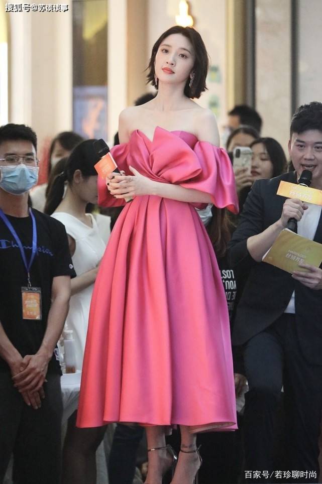 换人|裙子原来这么重要啊，唐艺昕换条裙子像换人，身材曲线差好大