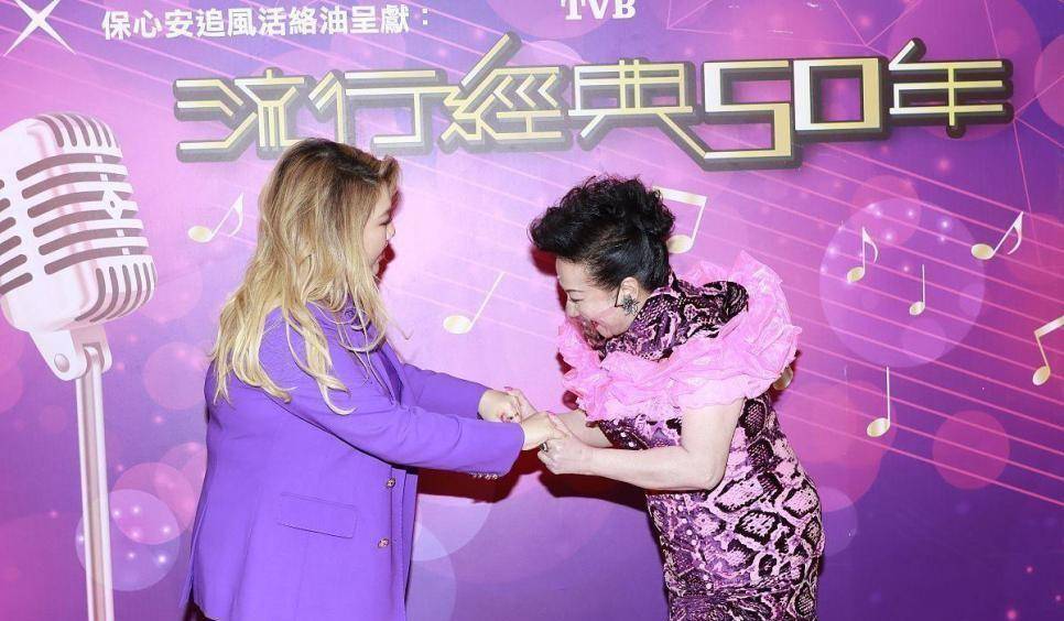 身材|郑欣宜真的太任性了，都这么胖了还穿皮裤，看身材真像沈殿霞