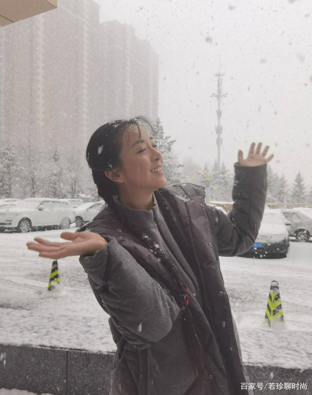 服装|黄小蕾还是不要梳双麻花辫了，虽然挺有氛围的，但是却有点土气