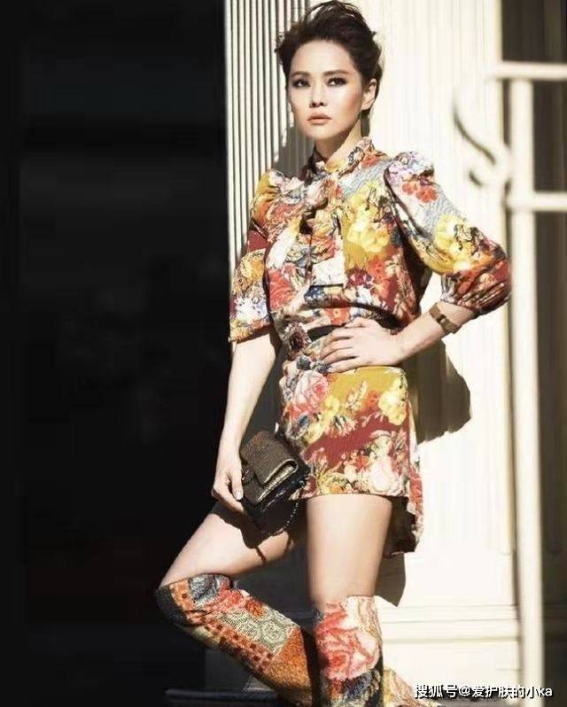 效果|伊能静一点都不服老，印花修身短裙玩油画风，高冷复古韵味十足