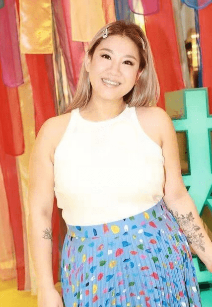 设计|郑欣宜真有勇气，180斤体重还敢穿紧身背心，珠圆玉润美得很富态