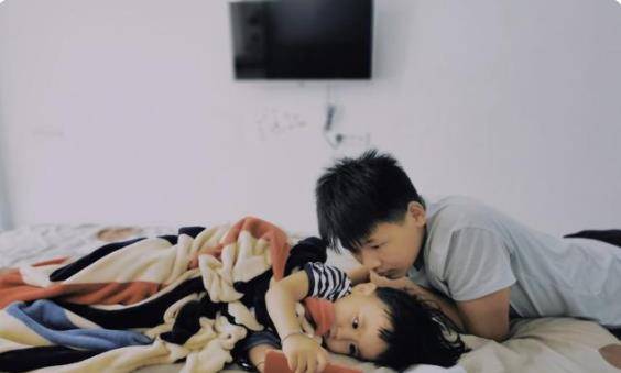 家长|二胎妈妈的烦心事：生二宝不糟心，糟心的是带娃需要“一拖二”