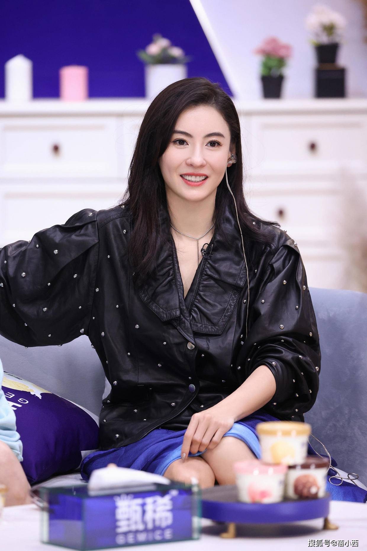 勾边|张柏芝真不怕走光，穿薄纱连衣裙领口直接开到腰，性感有女人味