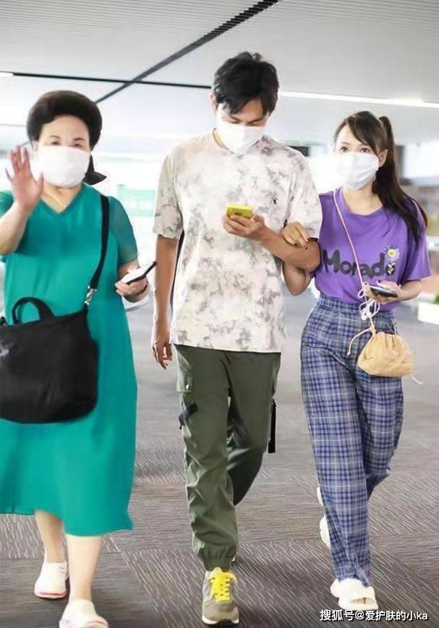 效果|伊能静一点都不服老，印花修身短裙玩油画风，高冷复古韵味十足