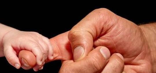 父亲|接父亲进城养老,家里的卫生纸总丢,翻开他的被子,妻子傻了眼