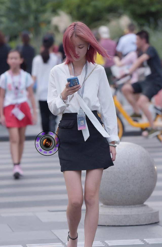 弧度|连衣裙让你展现减龄气质，自然魅力散发出来，优雅气质尽显