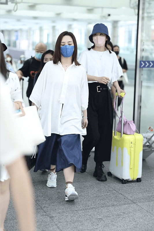 显得|阿娇这身穿搭挺清爽的，就是衣服太宽松没什么曲线，腰也看不到了