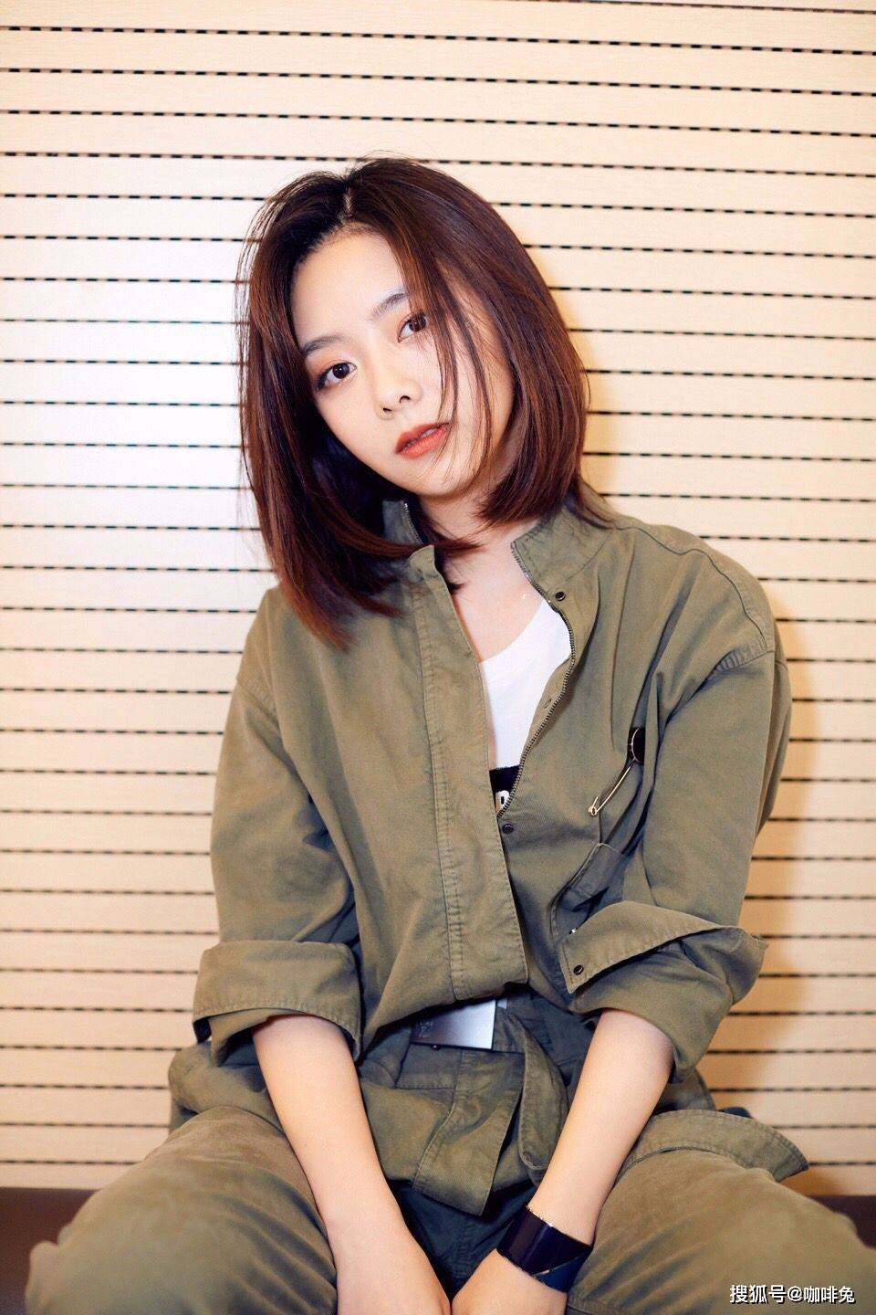 娃娃脸|真敬佩谭松韵的时尚造型超百变，优雅淑女或霸气总裁皆吸睛