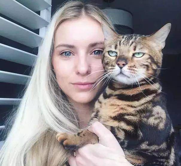 样子|主子对萌宠有几分嫌弃几分真爱？看合影就全知道了！