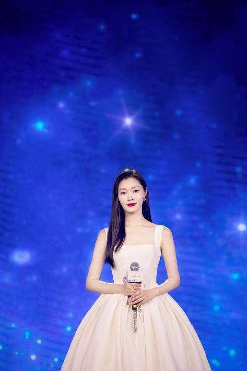 耳环|宋轶身穿吊带连衣裙凹凸有致,彰显高贵气质