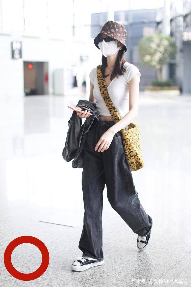 曲线|钟楚曦的衣橱里，藏着各个身材的百搭单品，不愧是“人间富贵花”