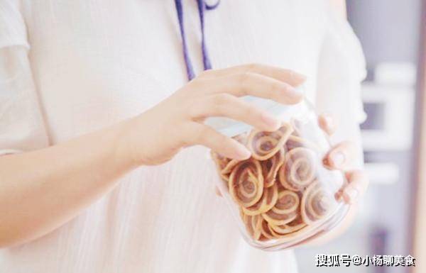 面团|1碗面粉,2个鸡蛋,教你做猫耳朵,酥脆可口还健康,比买的还好吃