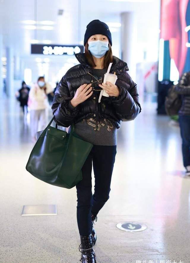 苗苗|苗苗产后机场首秀，产后3月发福胖一圈，胯变宽“妈妈肚”好大