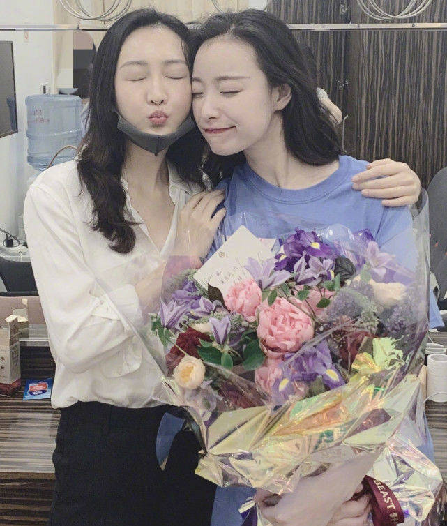 颜色|王鸥素颜与红唇倪妮同框比美，穿基础款的T恤与衬衫，美得不敢认