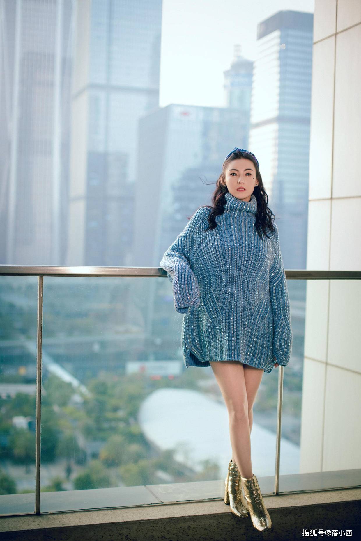 勾边|张柏芝真不怕走光，穿薄纱连衣裙领口直接开到腰，性感有女人味