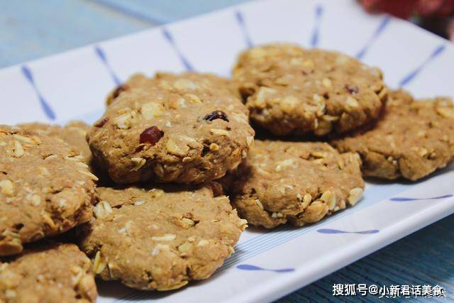 烤箱|自制红糖燕麦饼干，十分香脆，越嚼越香，忍不住多吃几个