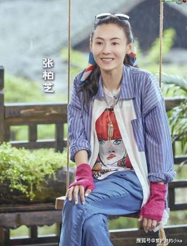 饱和度|张柏芝状态重回巅峰，穿衬衫配白裙优雅洋气，生了三娃还是好清纯