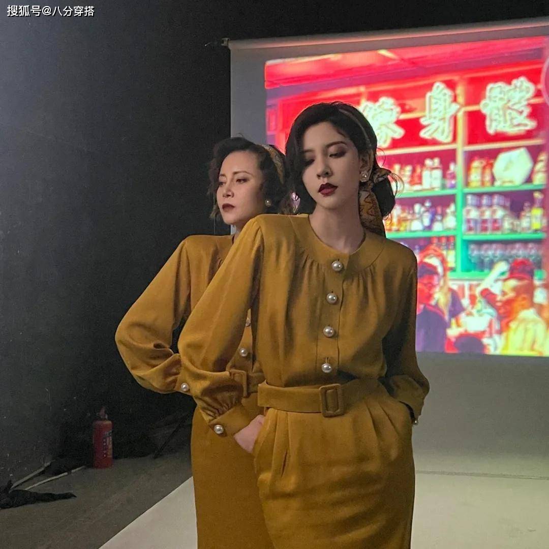身材|宋妍霏和妈妈不愧是“神仙母女”，身穿姜黄色连衣裙，高级又贵气