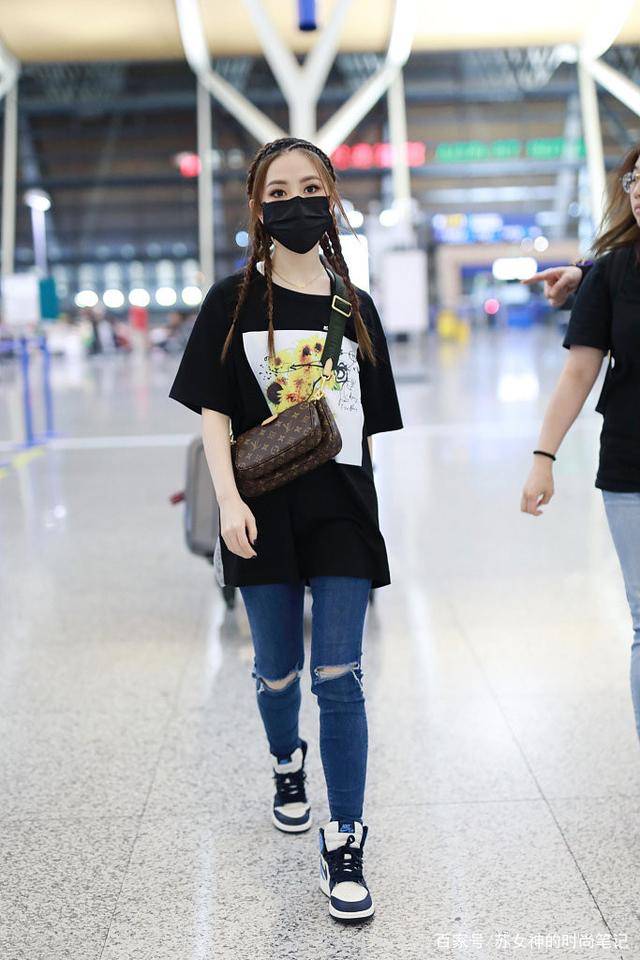 设计|“T恤塞裤腰”过时了，今夏明星都在这样穿，照着穿轻松美过路人