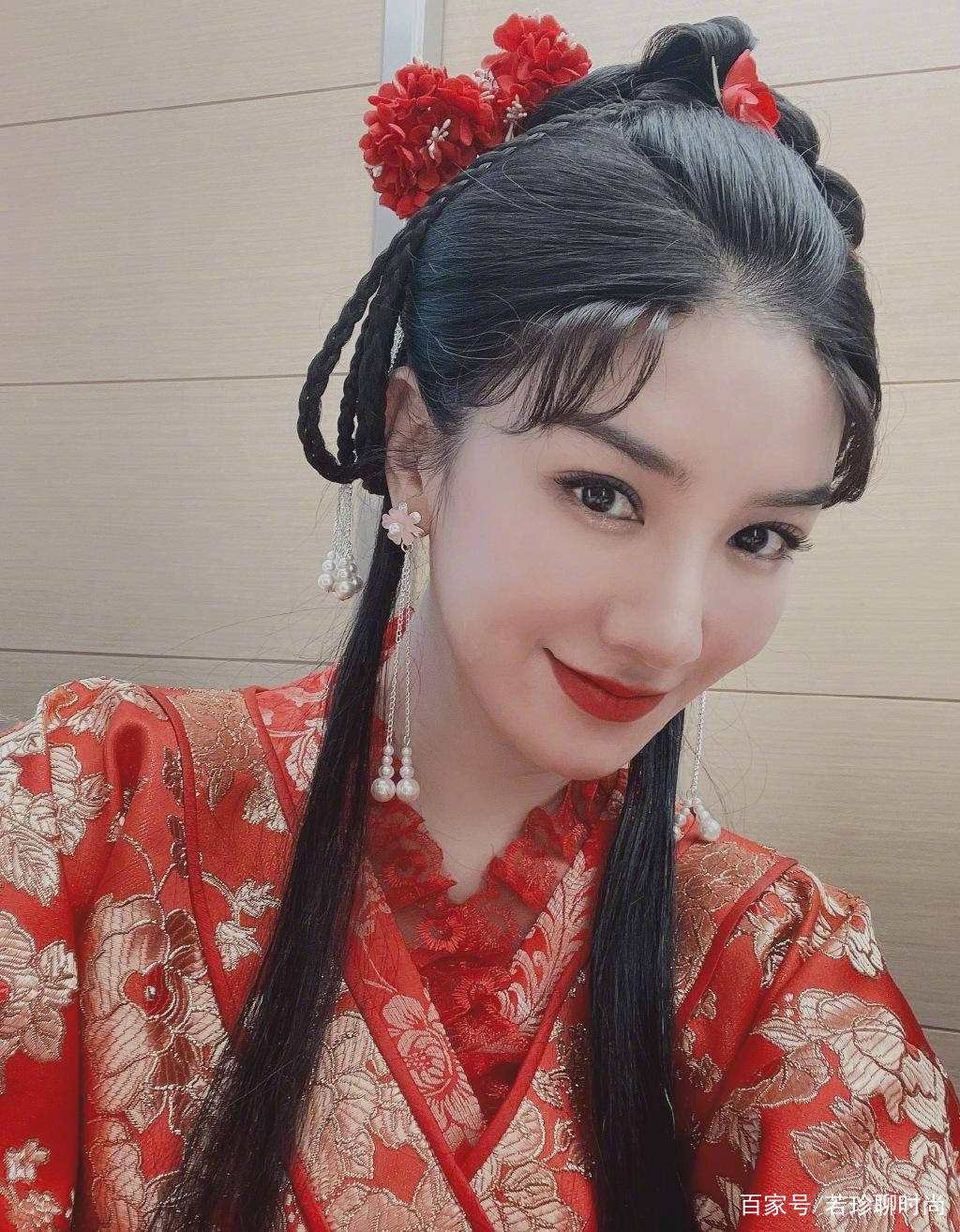 服装|黄奕虽然保养得很好，但重扮李玉湖还是不太像，气场看着太稳重了
