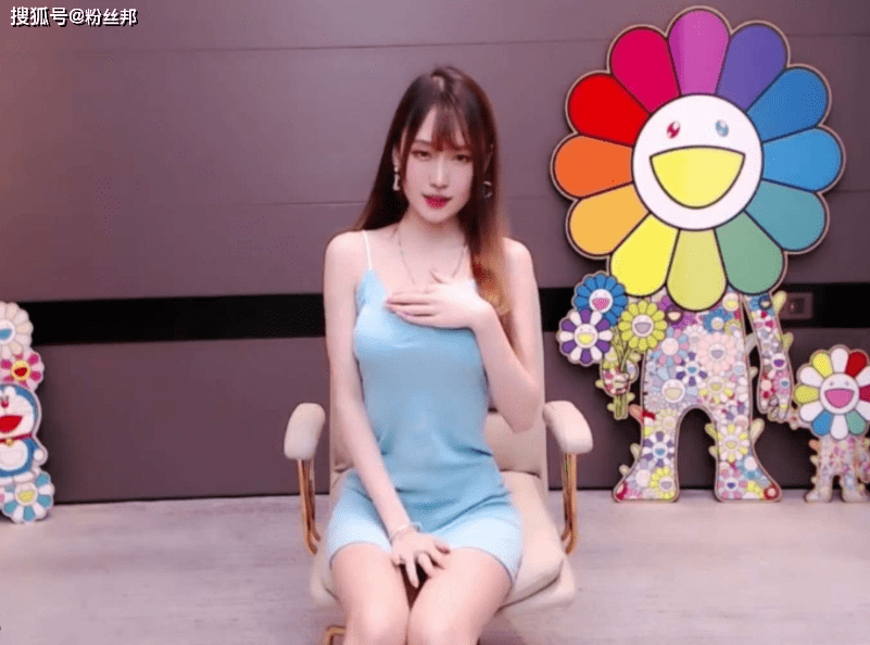 自己的直播间,因为才搬过来可谓是"家徒四壁",要买很多的东西和家具